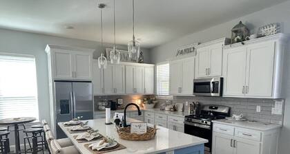7 Bedroom 7.5 Bathroom House 1 Mile from Tarleton State University