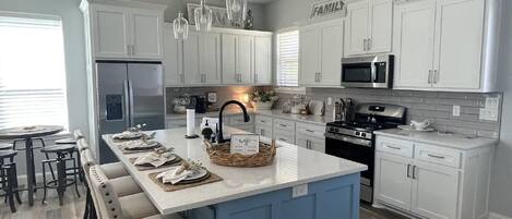 Réfrigérateur, micro-ondes, four, lave-vaisselle