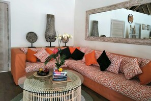 Villa – basic | Oppholdsområde | Smart-TV