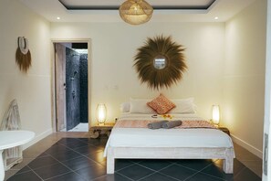 4 bedrooms, in-room safe, laptop workspace, iron/ironing board - Villa Parianca (Canggu)