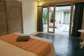 4 bedrooms, in-room safe, laptop workspace, iron/ironing board - Villa Parianca (Canggu)