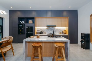 Basic Villa | Private kitchen | Fridge, microwave, stovetop, electric kettle - Villa Léa (Canggu)