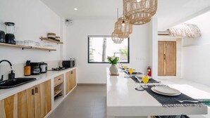 Basic Villa | Private kitchen | Fridge, microwave, stovetop, electric kettle - Villa Alveena (Canggu)