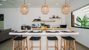 Basic Villa | Private kitchen | Fridge, microwave, stovetop, electric kettle - Villa Alveena (Canggu)
