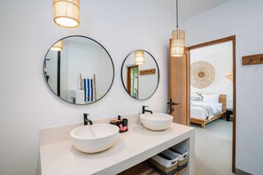 Basic Villa | Bathroom | Shower, free toiletries, hair dryer, bidet - Villa Alveena (Canggu)