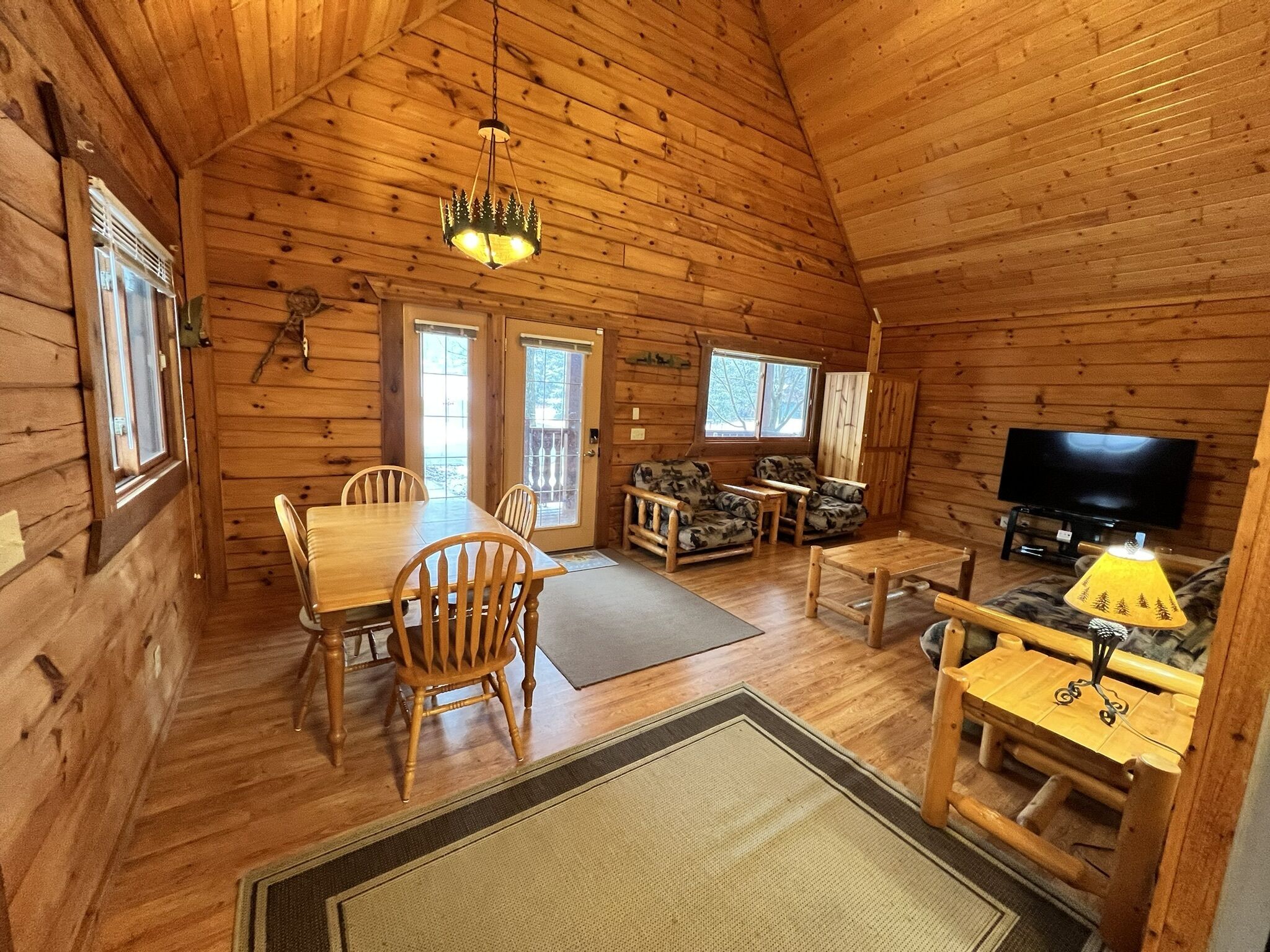 Cozy Cabin. Great yard for fires or grilling! Bring the whole family! 
