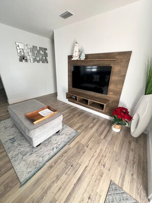 Téléviseur connecté, table de baby-foot