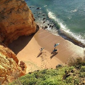 Beach towels - Oceanfront Villa, 8 rooms, 2 kitchen, billiards, volleyball (Carvoeiro)