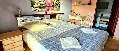 6 bedrooms, in-room safe, desk, iron/ironing board