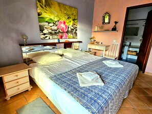 6 Schlafzimmer, Zimmersafe, Schreibtisch, Bügeleisen/Bügelbrett