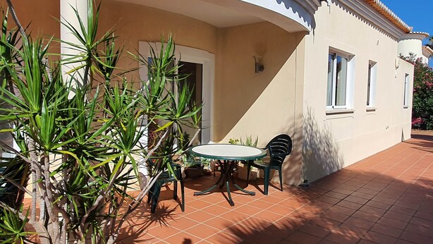 A house with a patio, a round table, and chairs. - ALGARVE ONE - Sports & Wellness Oasis, Volleyball, Billiards (Carvoeiro)