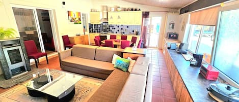 Smart-tv, een open haard, een dvd-speler en tafelvoetbal