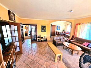 Smart TV, fireplace, DVD player, foosball - Oceanfront Villa, 8 rooms, 2 kitchen, billiards, volleyball (Carvoeiro)