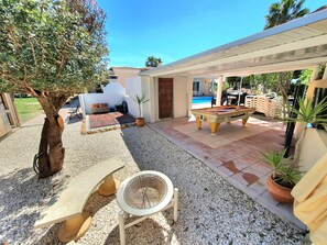Outdoor dining - Oceanfront Villa, 8 rooms, 2 kitchen, billiards, volleyball (Carvoeiro)