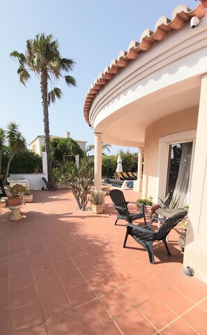 Terrace/patio - Villa 300m to the Atlantic, 16 people with beach volleyball court and billiards (Carvoeiro)
