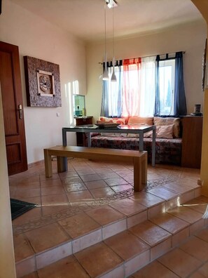 A living room with a sofa, a coffee table, and a decorative wall piece. - ALGARVE ONE - Sports & Wellness Oasis, Volleyball, Billiards (Carvoeiro)