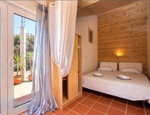 6 chambres, coffre-fort, bureau, fer et planche à repasser