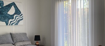 New Stylish Retreat: 3-Bedroom Haven with Parking, Just 3.5km from CBD!