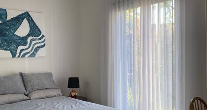 New Stylish Retreat: 3-Bedroom Haven with Parking, Just 3.5km from CBD!