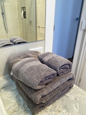 Haartrockner, Handtücher, Seife, Shampoo