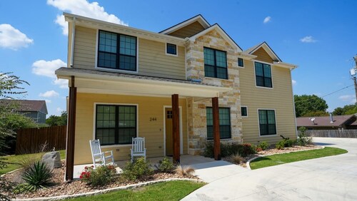 7 Bedroom 7.5 Bathroom Stephenville Villa