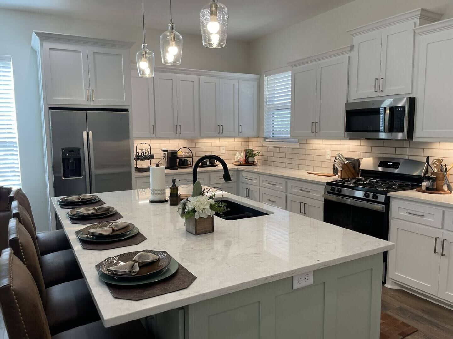 Een koelkast, een microgolfoven, een oven, een vaatwasser