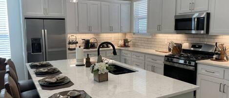 Een koelkast, een microgolfoven, een oven, een vaatwasser