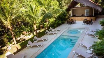 Alberca al aire libre y sombrillas en la alberca