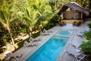 Alberca al aire libre y sombrillas en la alberca 