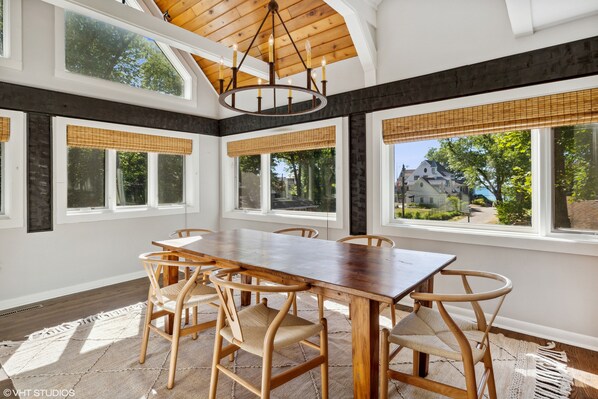 Dining - Chic remodeled 5 Bedroom cabin in Duneland Beach steps to private beach access! (Michigan City)