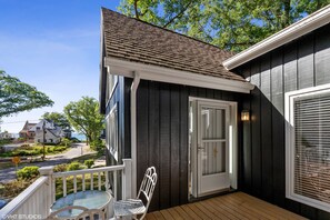 Property grounds - Chic remodeled 5 Bedroom cabin in Duneland Beach steps to private beach access! (Michigan City)