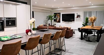 superbe villa avec piscine, parc de jeu pour enfant et terrain pétanque privée.