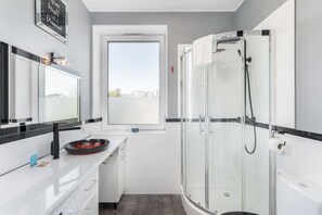 Douche, sèche-cheveux, serviettes fournies