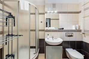 Shower, free toiletries, hair dryer, towels - Prokocim Podłęska Studio (Kraków)