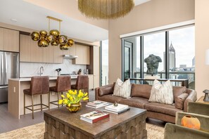 Smart TV, fireplace, table football, ping pong - *New* Goldfinger by Atlanta Luxury Rentals (Atlanta)