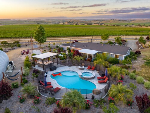 Vineyard Oasis: Pool & Views!