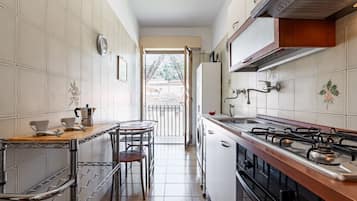 Frigorifero, forno, piano cottura, tostapane