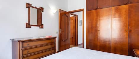 2 bedrooms, iron/ironing board, internet, bed sheets