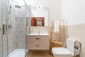 Doccia, asciugacapelli, bidet, asciugamani