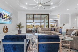 Interior - Gulf Access, Heated Saltwater Pool, Kayaks - Villa Sunset Lagoon (Cape Coral)