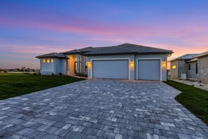 Exterior - Gulf Access, Heated Saltwater Pool, Kayaks - Villa Sunset Lagoon (Cape Coral)