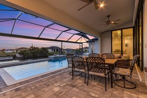 Outdoor dining - Gulf Access, Heated Saltwater Pool, Kayaks - Villa Sunset Lagoon (Cape Coral)