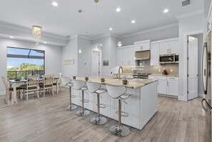 Fridge, microwave, oven, stovetop - Gulf Access, Heated Saltwater Pool, Kayaks - Villa Sunset Lagoon (Cape Coral)