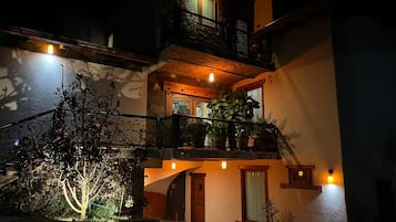 Fassade der Unterkunft – Abend/Nacht