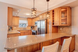 冷蔵庫、電子レンジ、オーブン、コンロ