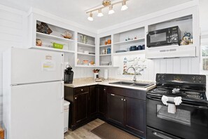 Kjøleskap, mikrobølgeovn, ovn og kokeplater