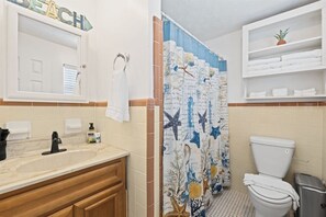 Towels - 1bd 1ba Family Friendly Pool Walk to Restaurants (Panama City Beach)
