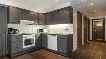 Een koelkast, een microgolfoven, een oven, een kookplaat