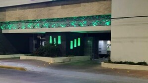 L’extérieur du Niagara Auto Hotel, avec son enseigne au néon et ses bordures décoratives vertes.