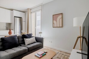 TV, stereo - Deluxe Cuatro Caminos 2BR w/ Elevator, walk to Sports, by Blueground (Madrid)